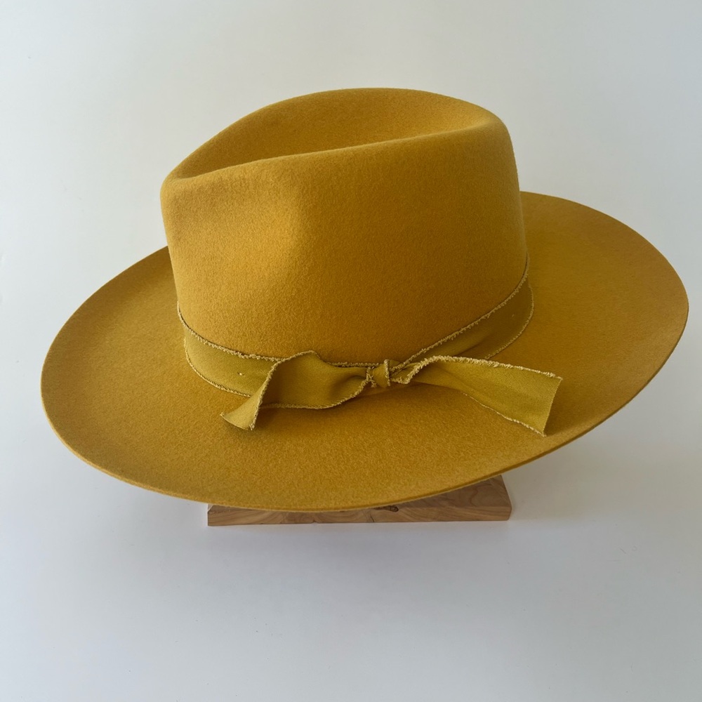 NWT Olive & Pique wool felt Kaia hat in mustard yellow OSFM